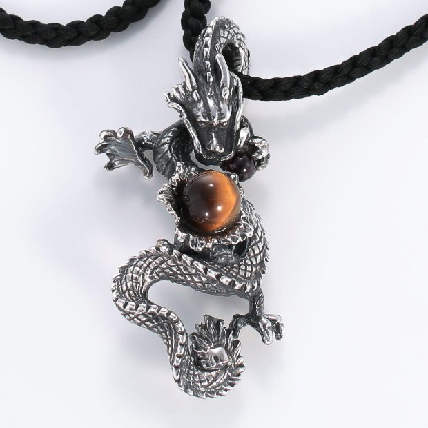 宝石ガーネットとその他の宝石を使った和風のデザインが特徴的な銀風ネックレス/ペンダントの商品写真です。型番：GP201001-01 画像その2