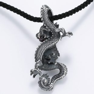 宝石ガーネットとその他の宝石を使った和風のデザインが特徴的な銀風ネックレス/ペンダントの商品写真です。型番：GP201001-01 画像その5