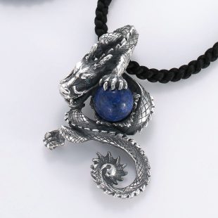 宝石ラスピラズリとその他の宝石を使ったドラゴンのデザインが特徴的な銀風ネックレス/ペンダントの商品写真です。型番：GP201002-01 画像その2