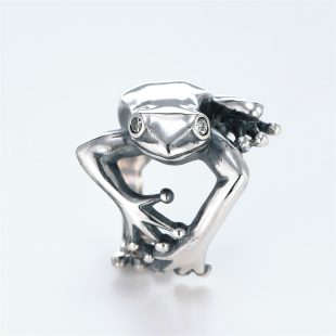 宝石キュービックを使ったカエル・両生類のデザインが特徴的な銀風指輪の商品写真です。型番：GP101004-01 画像その1
