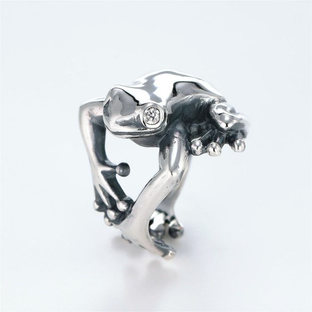 宝石キュービックを使ったカエル・両生類のデザインが特徴的な銀風指輪の商品写真です。型番：GP101004-01 画像その2