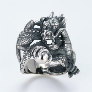 宝石ダイヤモンドを使ったドラゴンのデザインが特徴的な銀風指輪の商品写真です。型番：GP101009-01 画像その1
