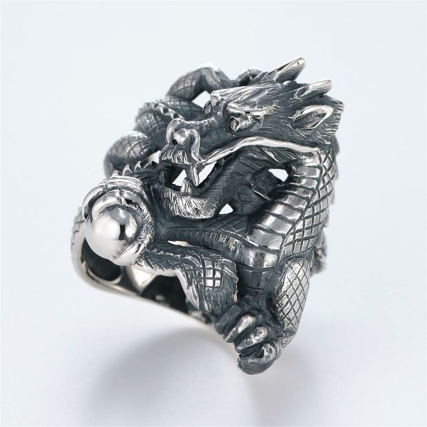 宝石ダイヤモンドを使ったドラゴンのデザインが特徴的な銀風指輪の商品写真です。型番：GP101009-01 画像その2