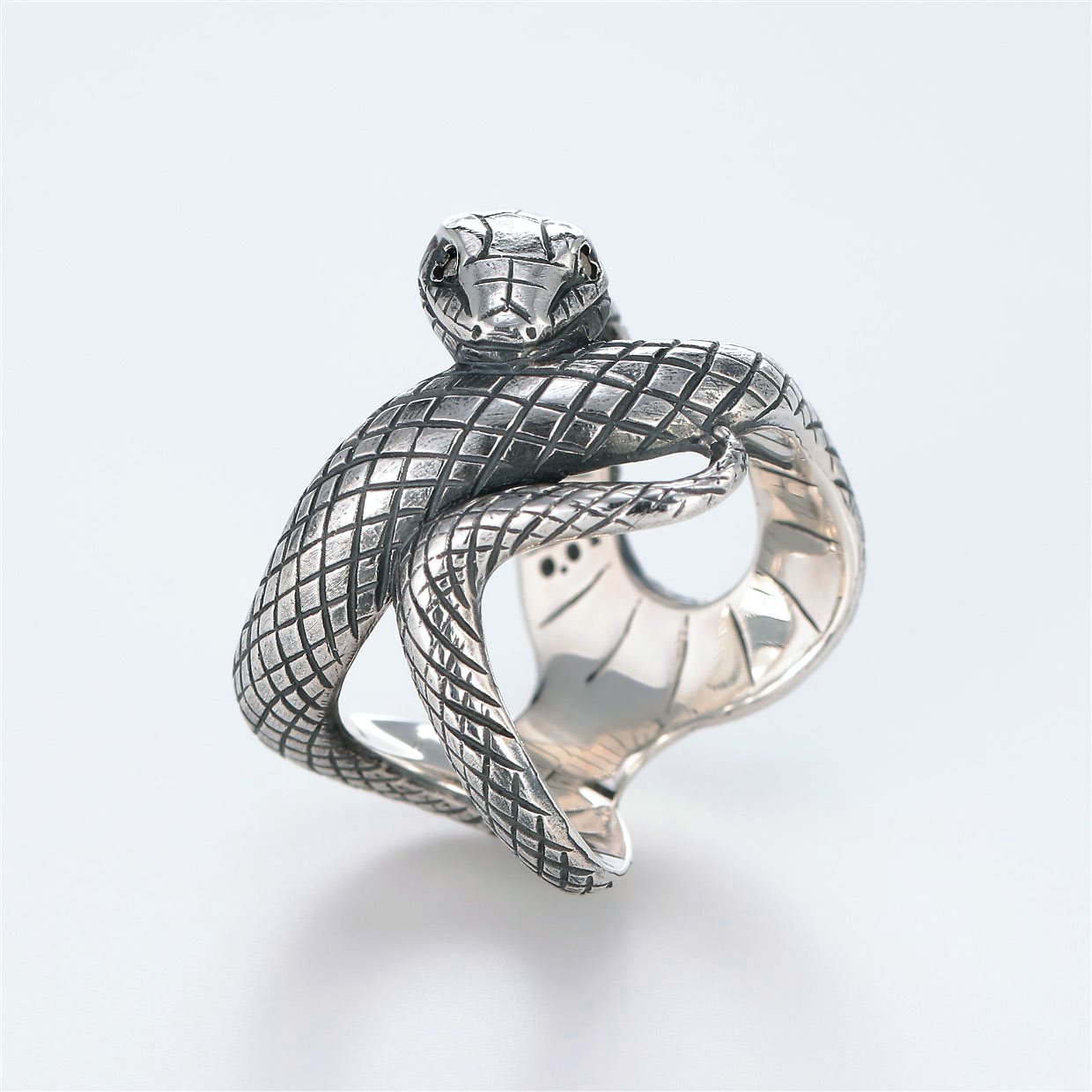 宝石ダイヤモンドを使ったヘビ・爬虫類のデザインが特徴的な銀風指輪の商品写真です。型番：GP101008-01 画像その1