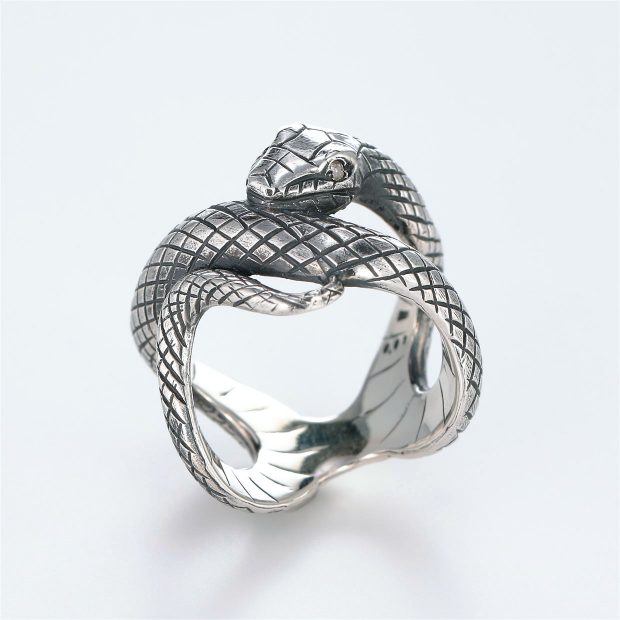 宝石ダイヤモンドを使ったヘビ・爬虫類のデザインが特徴的な銀風指輪の商品写真です。型番：GP101008-01 画像その2