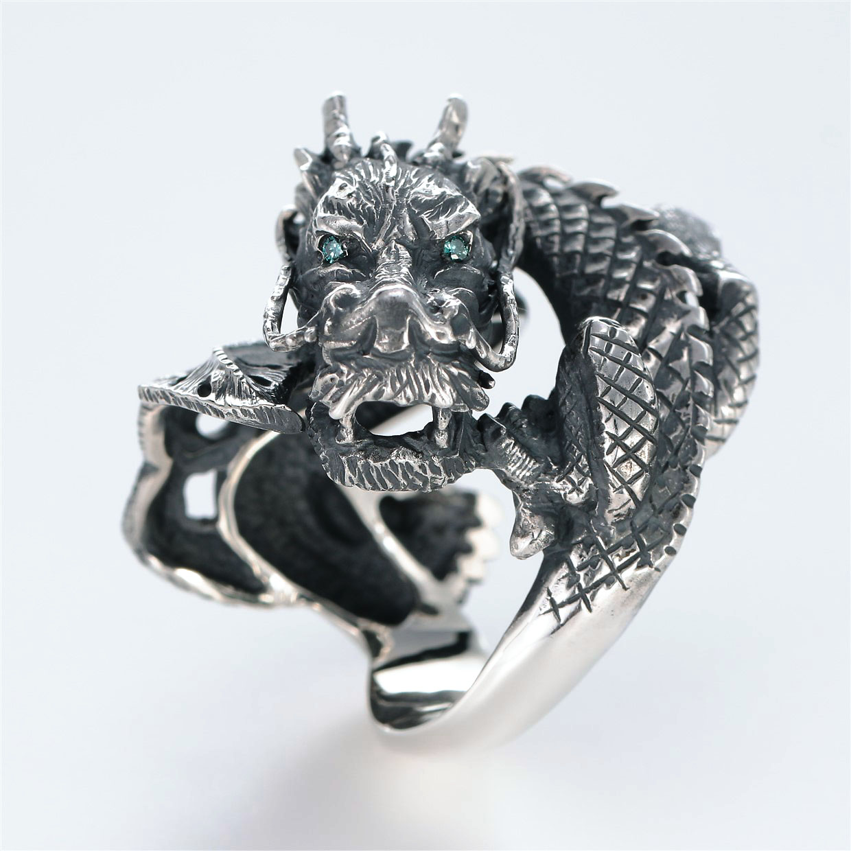 宝石その他の宝石を使ったドラゴンのデザインが特徴的な銀風指輪の商品写真です。型番：GP101003-01 画像その1
