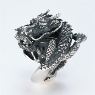 宝石その他の宝石を使ったドラゴンのデザインが特徴的な銀風指輪の商品写真です。型番：GP101003-01 画像その2