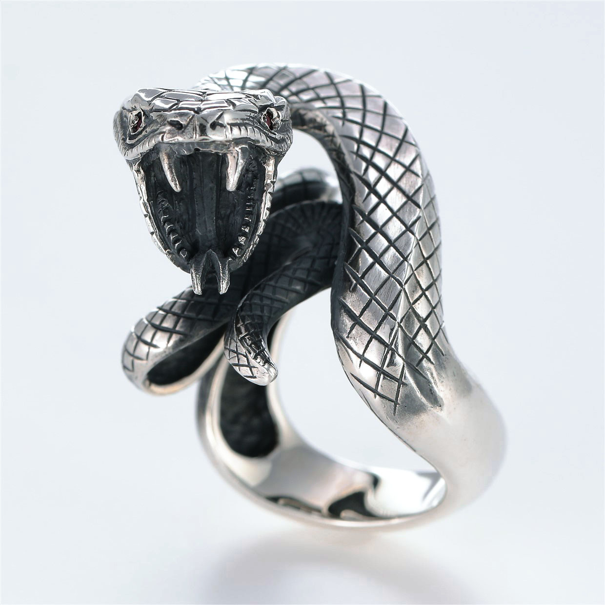 宝石ルビーを使ったヘビ・爬虫類のデザインが特徴的な銀風指輪の商品写真です。型番：GP101005-01 画像その1