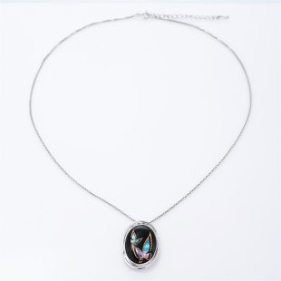 宝石クォーツ・水晶を使った蝶・昆虫と和風のデザインが特徴的な和の彩ネックレス/ペンダントの商品写真です。型番：CR201006-01~02 画像その1