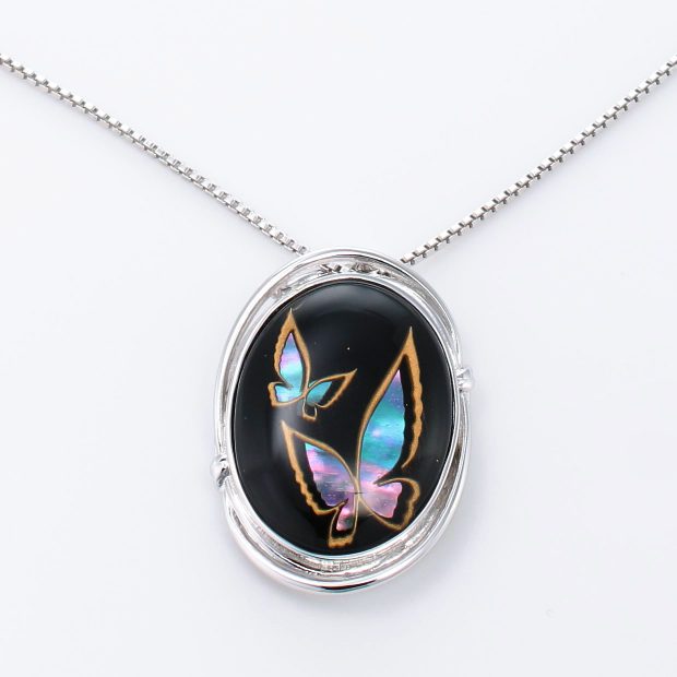 宝石クォーツ・水晶を使った蝶・昆虫と和風のデザインが特徴的な和の彩ネックレス/ペンダントの商品写真です。型番：CR201006-01~02 画像その2