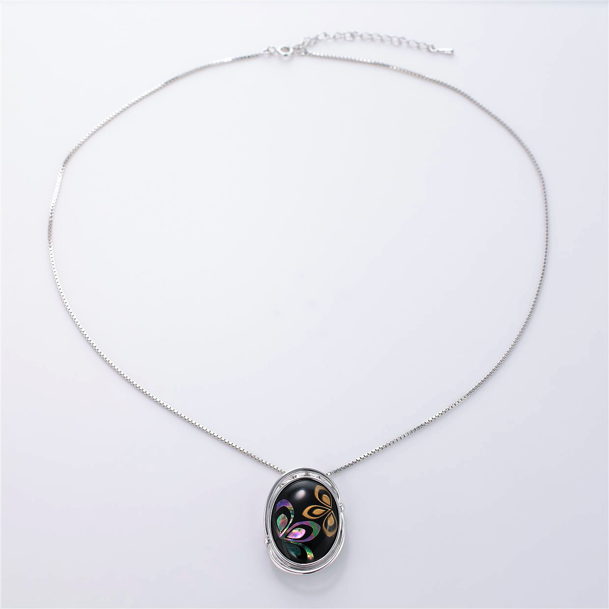 宝石クォーツ・水晶を使った花と和風のデザインが特徴的な和の彩ネックレス/ペンダントの商品写真です。型番：CR201003-01~02 画像その1