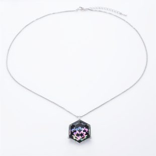 宝石クォーツ・水晶を使った花と和風のデザインが特徴的な和の彩ネックレス/ペンダントの商品写真です。型番：CR201013-01~02 画像その1