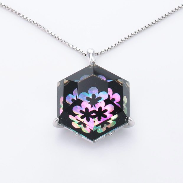 宝石クォーツ・水晶を使った花と和風のデザインが特徴的な和の彩ネックレス/ペンダントの商品写真です。型番：CR201013-01~02 画像その2
