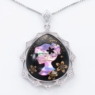 宝石クォーツ・水晶を使った和風のデザインが特徴的な和の彩ネックレス/ペンダントの商品写真です。型番：CR201009-01~02 画像その2