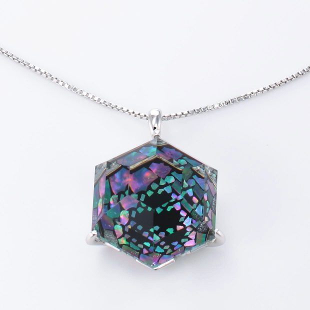 宝石クォーツ・水晶を使った和風のデザインが特徴的な和の彩ネックレス/ペンダントの商品写真です。型番：CR201015-01 画像その2