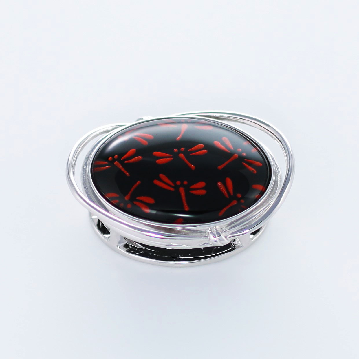 宝石クォーツ・水晶を使った蝶・昆虫と和風のデザインが特徴的な和の彩帯留めの商品写真です。型番：CR601007-01~02 画像その1