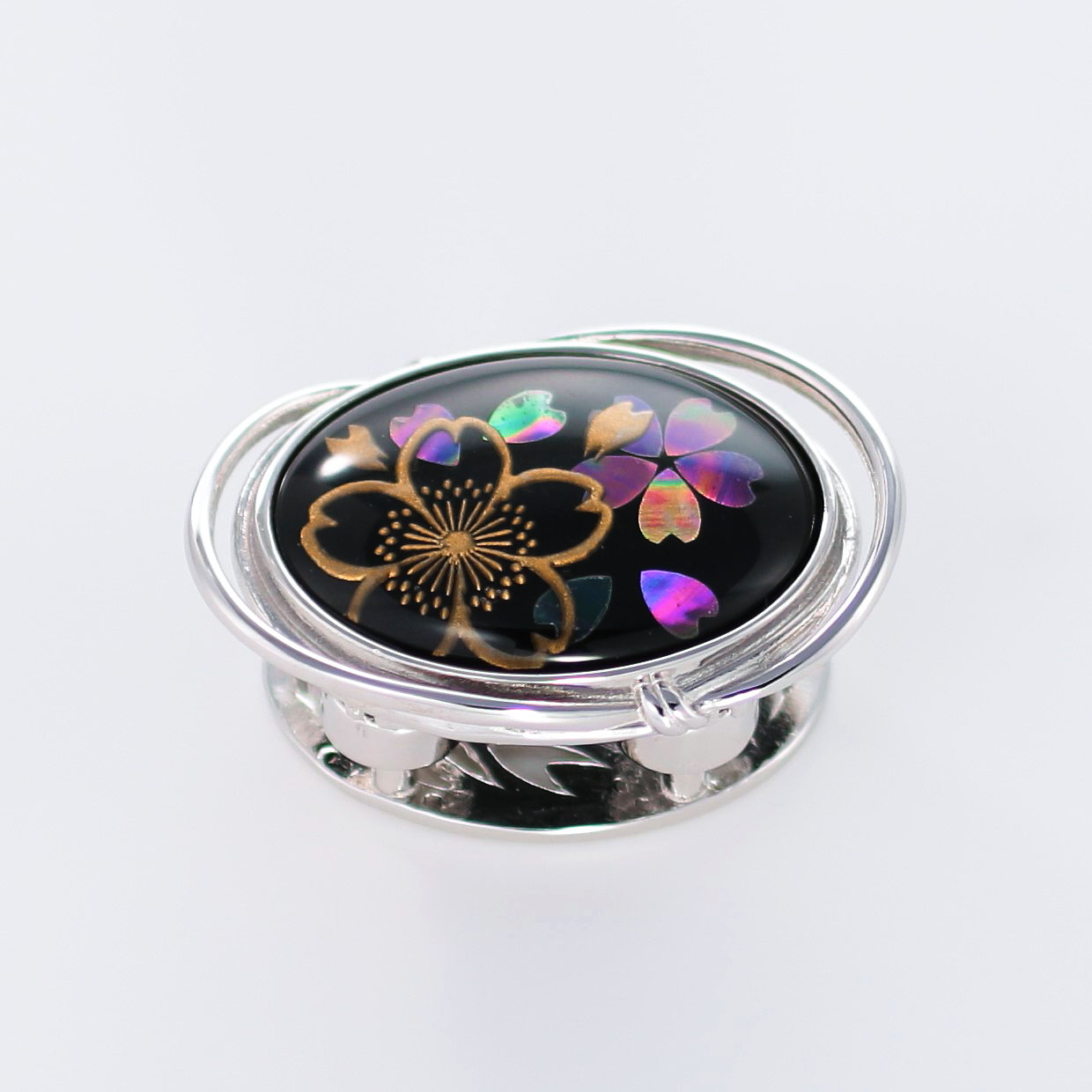 宝石クォーツ・水晶を使った花と和風のデザインが特徴的な和の彩帯留めの商品写真です。型番：CR601002-01~02 画像その1