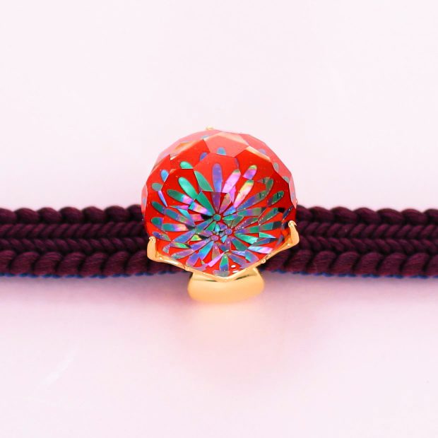 宝石クォーツ・水晶を使った花と和風のデザインが特徴的な和の彩帯留めの商品写真です。型番：CR601008-01~02 画像その5