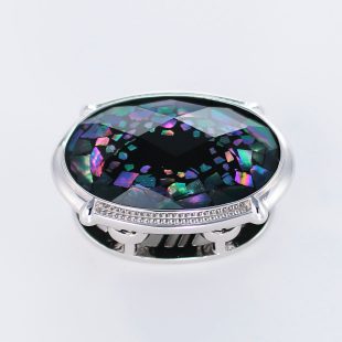 宝石クォーツ・水晶を使った和風のデザインが特徴的な和の彩帯留めの商品写真です。型番：CR601003-01 画像その1
