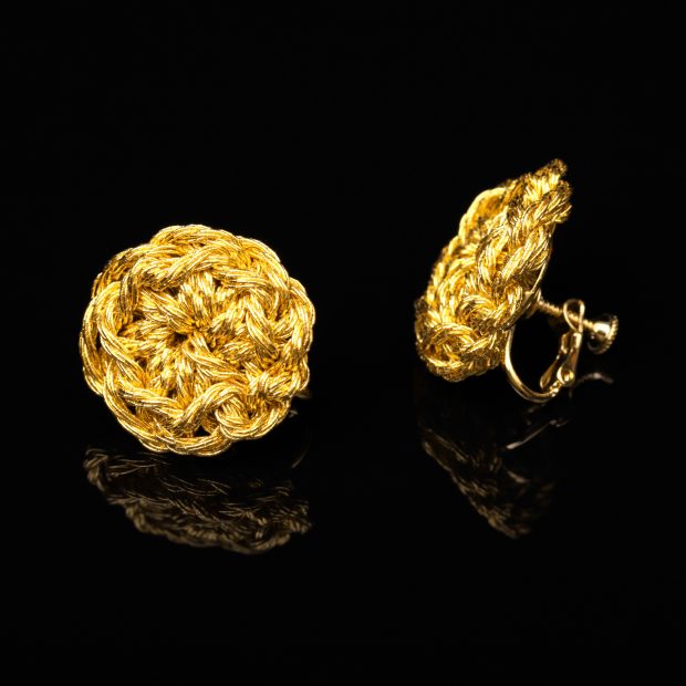 花のデザインが特徴的な和の彩　金銀糸イヤリングの商品写真です。型番：659-172 画像その1
