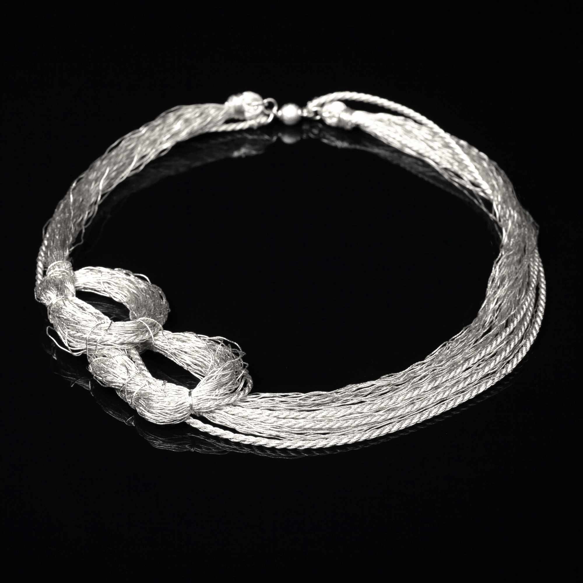 和の彩　金銀糸ネックレス/ペンダントの商品写真です。型番：658-911 画像その1