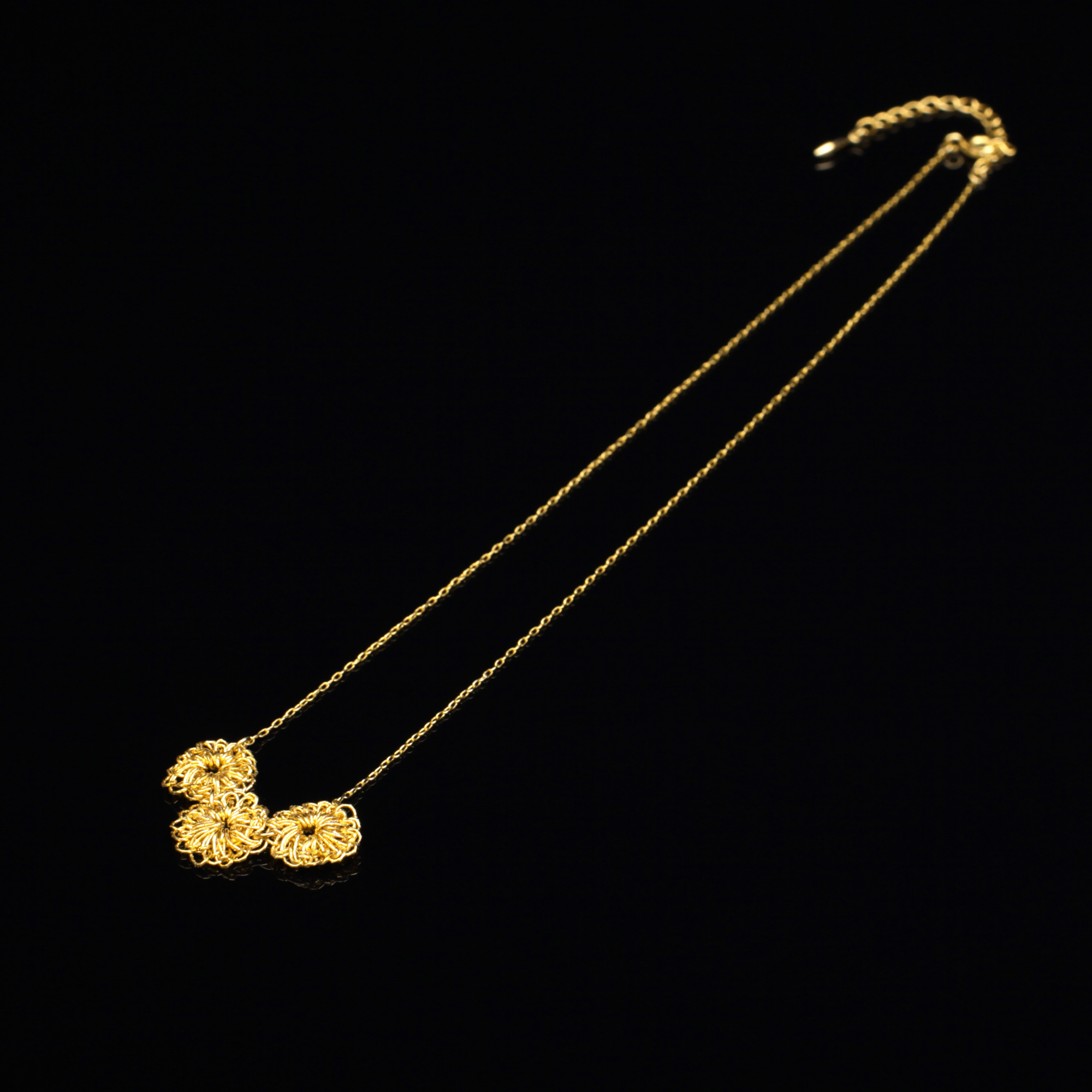 花のデザインが特徴的な和の彩　金銀糸ネックレス/ペンダントの商品写真です。型番：659-067 画像その1