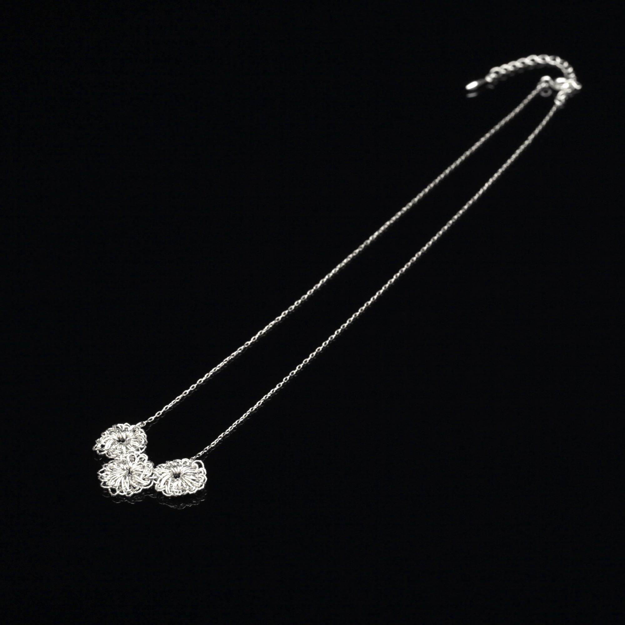 花のデザインが特徴的な和の彩　金銀糸ネックレス/ペンダントの商品写真です。型番：659-068 画像その1