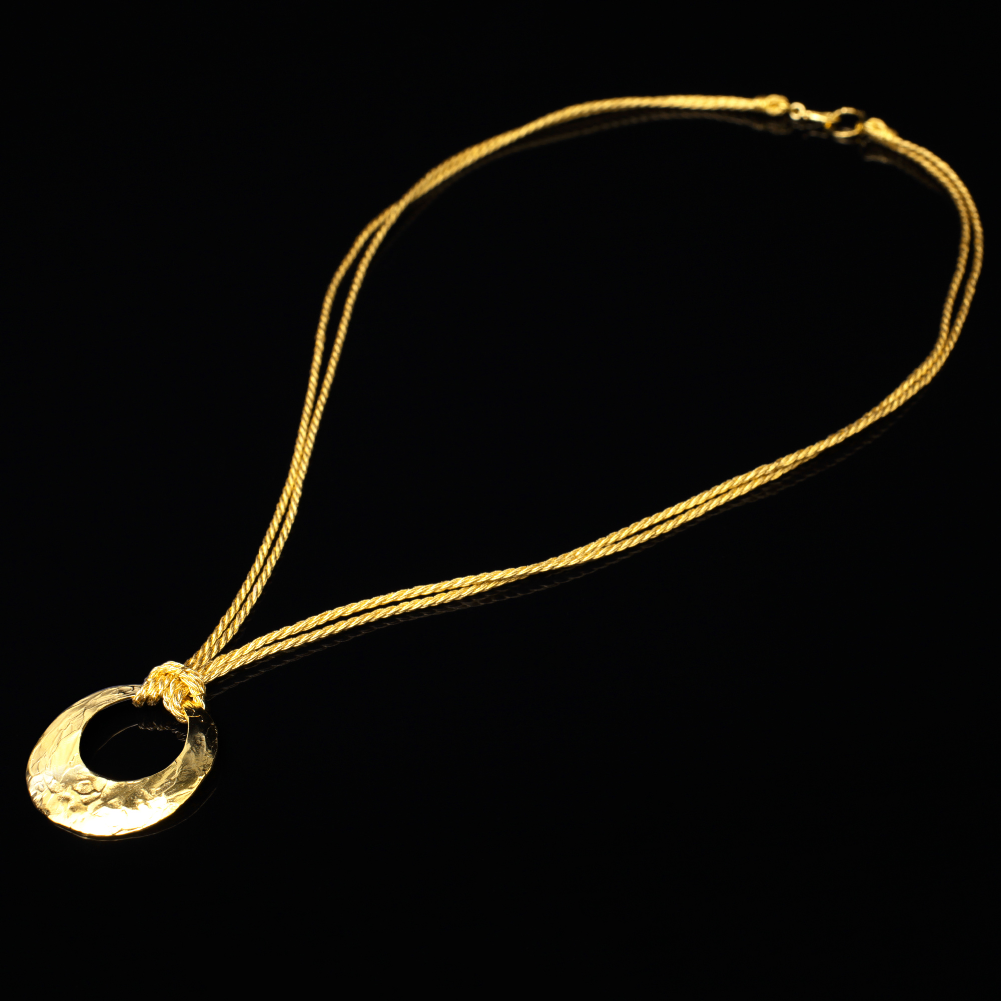 月のデザインが特徴的な和の彩　金銀糸ネックレス/ペンダントの商品写真です。型番：658-928 画像その1