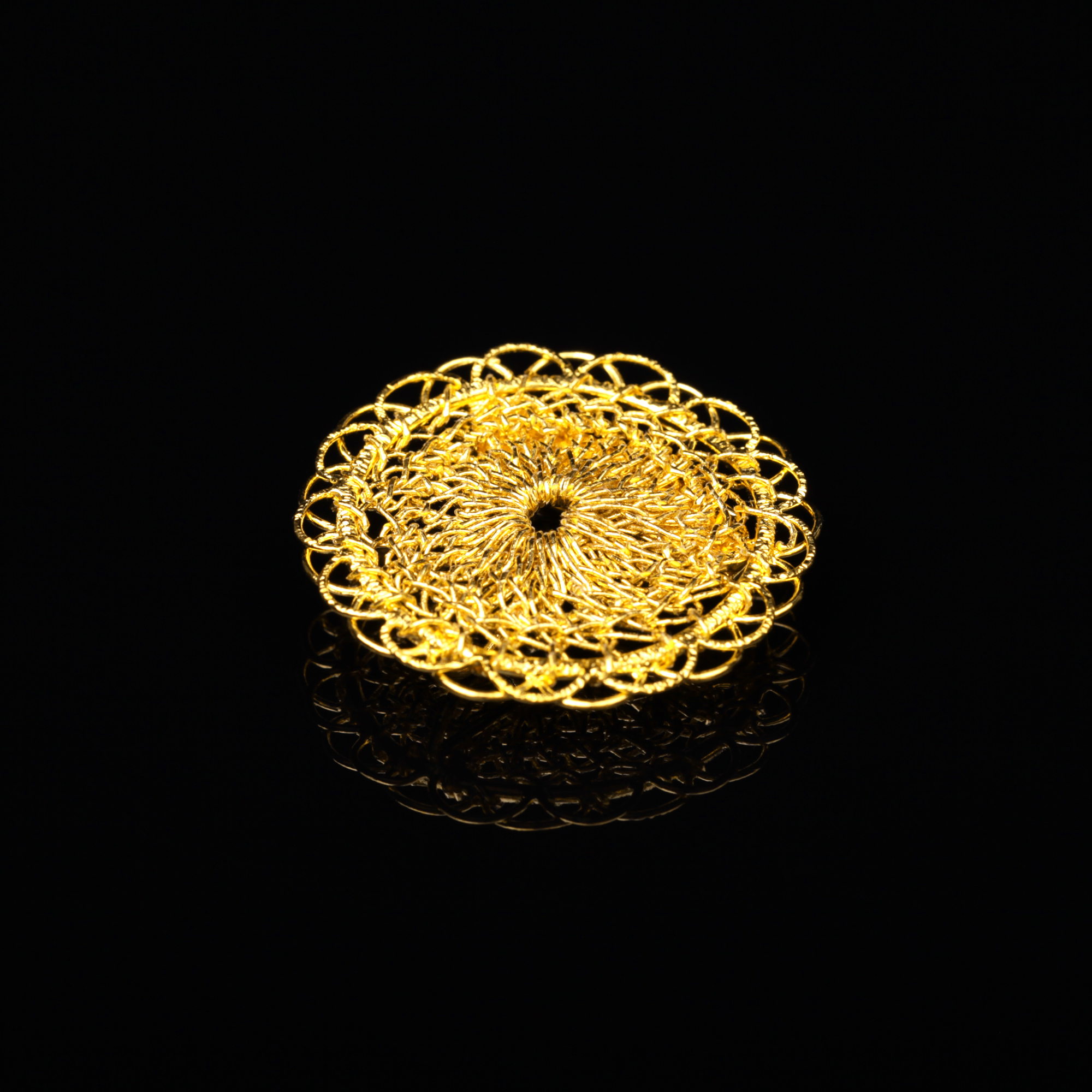 花のデザインが特徴的な和の彩　金銀糸ネックレス/ペンダントとブローチの商品写真です。型番：659-144 画像その1