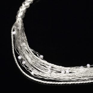 宝石パール(真珠)を使った和の彩　金銀糸ネックレス/ペンダントの商品写真です。型番：658-909 画像その2