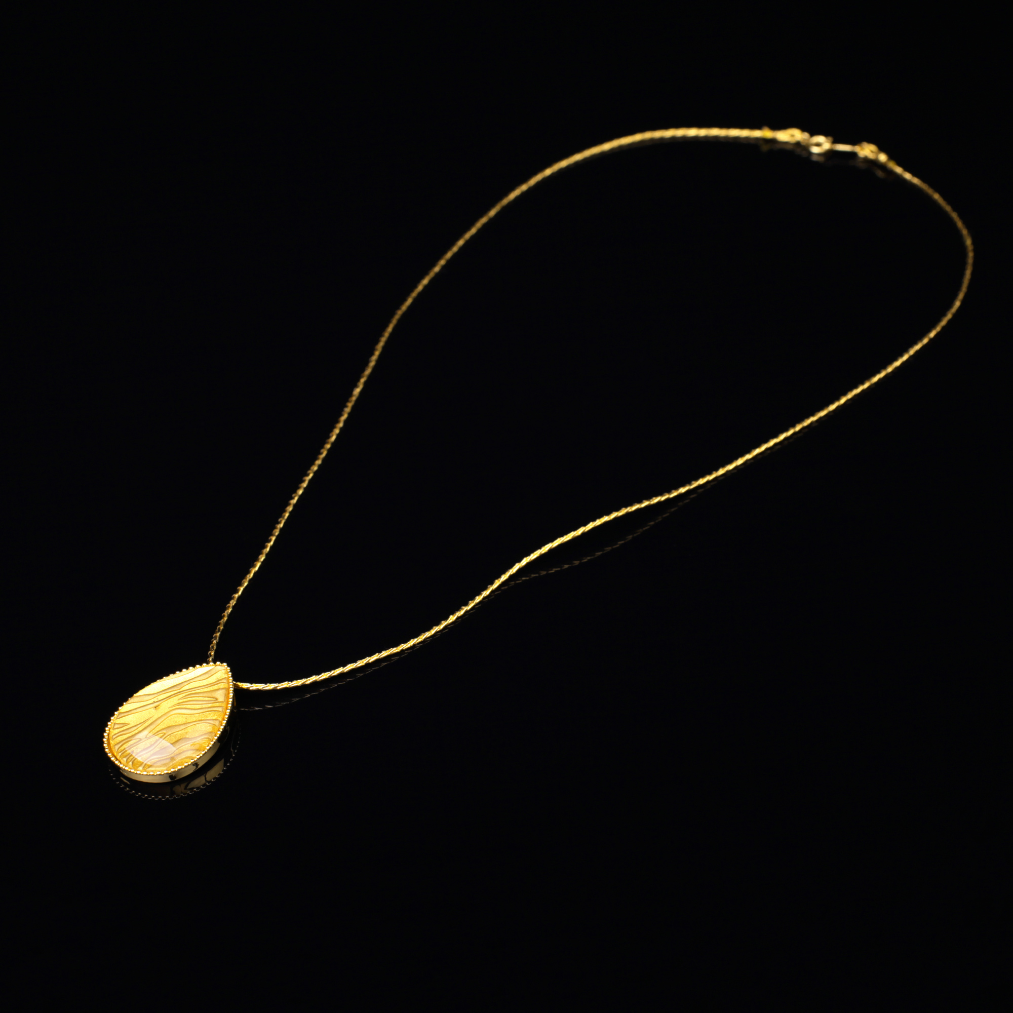 宝石クォーツ・水晶を使った和の彩　金銀糸ネックレス/ペンダントの商品写真です。型番：659-153 画像その1