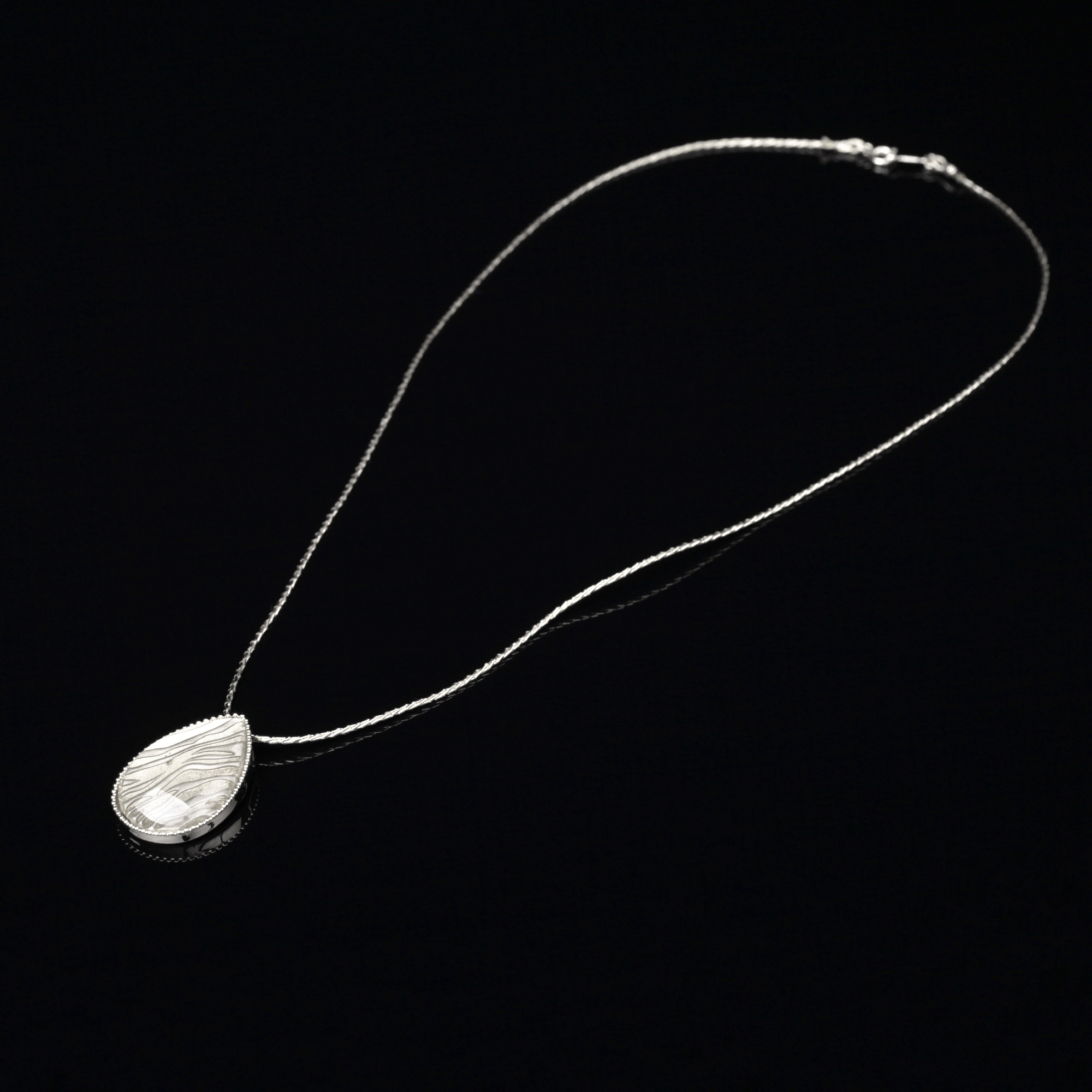 宝石クォーツ・水晶を使った和の彩　金銀糸ネックレス/ペンダントの商品写真です。型番：659-154 画像その1