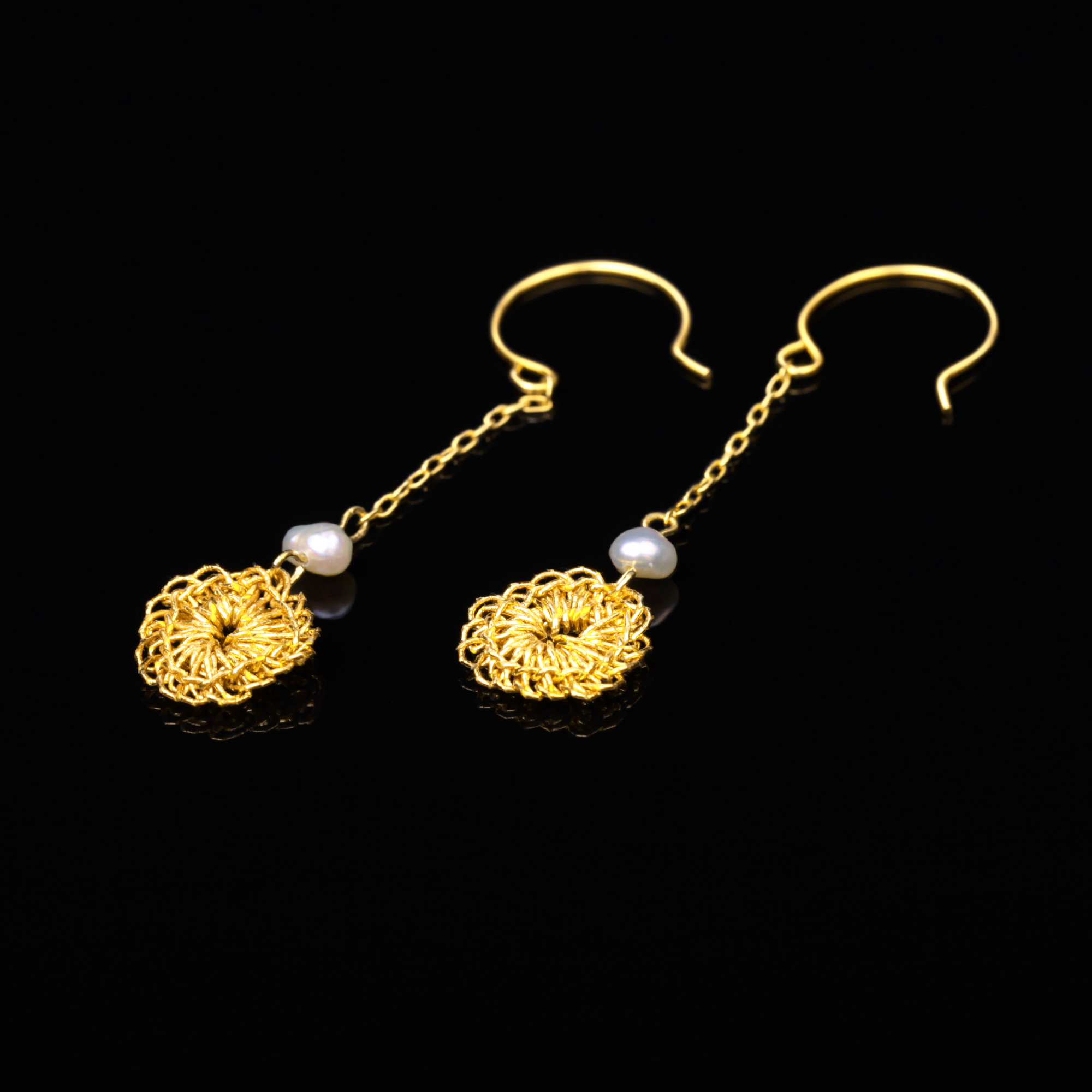 花のデザインが特徴的な和の彩　金銀糸ピアスとイヤリングの商品写真です。型番：659-149 画像その1